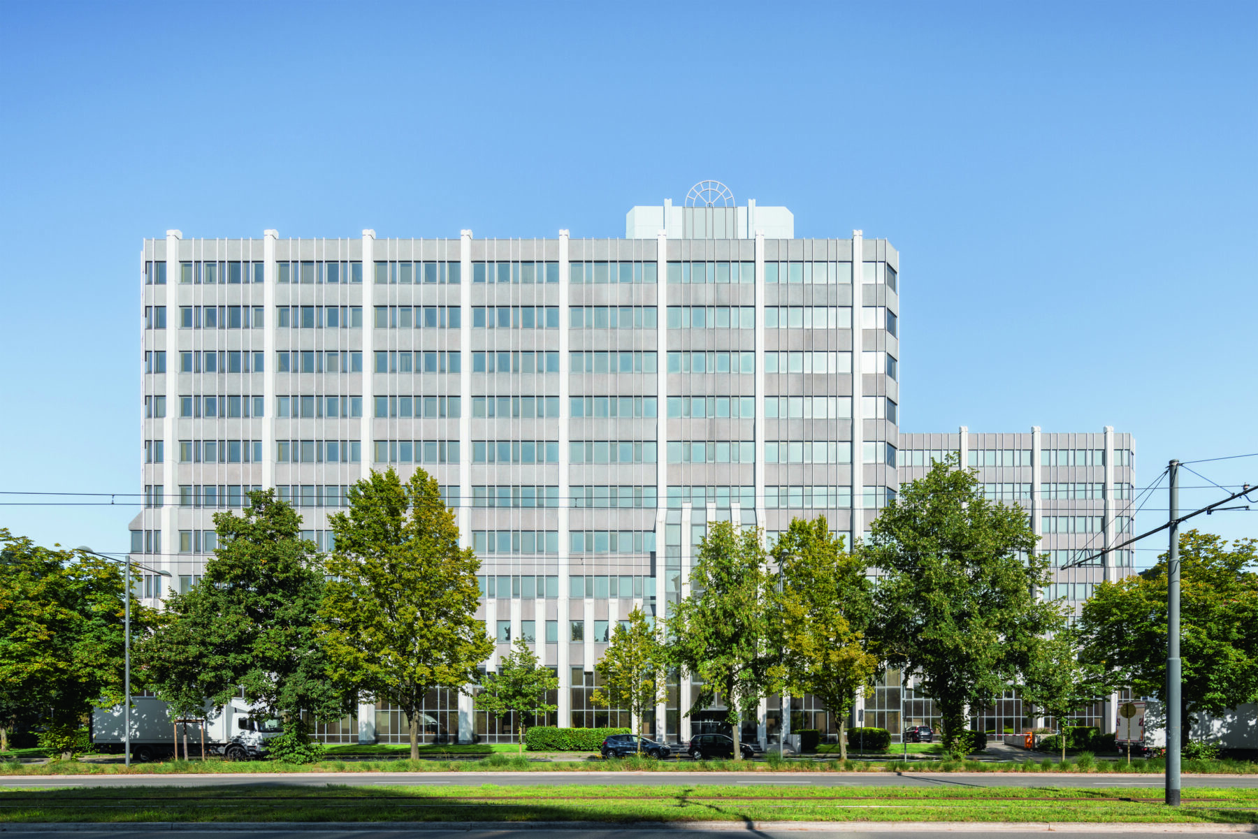 Corentin Haubruge fotografeerde een reeks anonieme kantoorgebouwen in de groene buitenwijken van Brussel voor de publicatie The Architecture of Reuse in Brussels van de Bouwmeester Maître Architecte (2024)