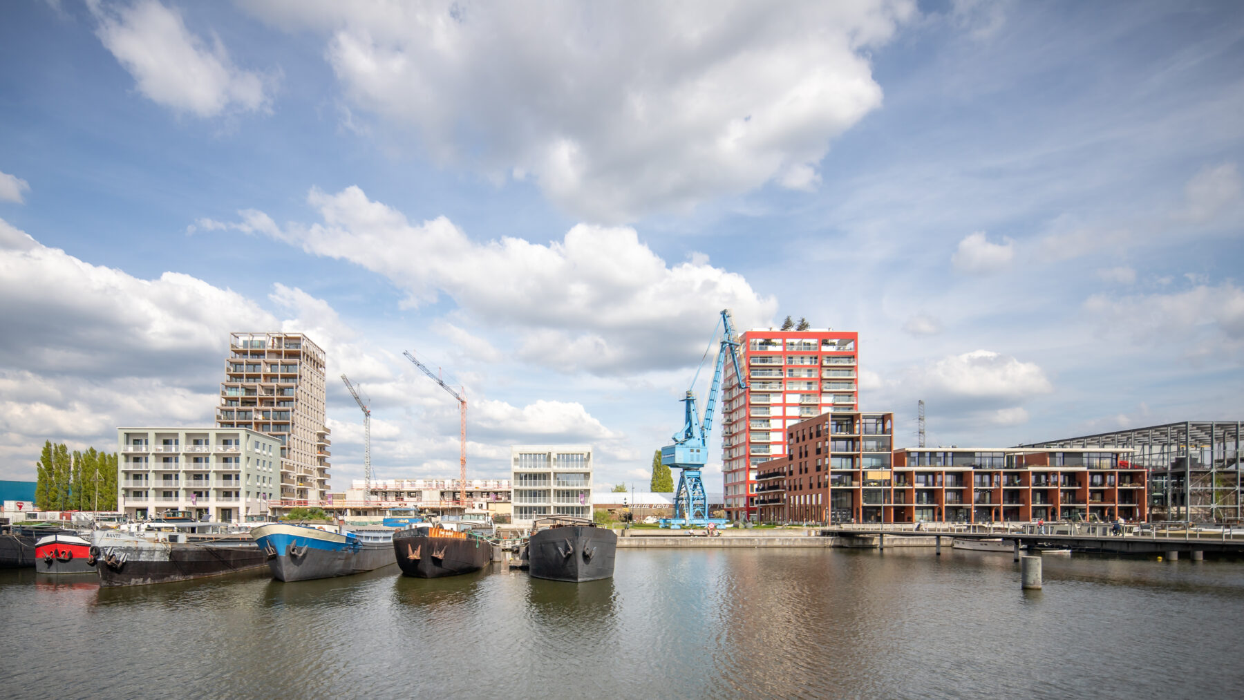 Oude Dokken, Ghent (commissioned by Schipperskaai Development). Left: Denc-Studio, Dubbeltuupe, 2024. Right, background: Beel architecten, De Faar, 2020. Right, foreground: Blaf architecten, Het Dek, 2022. © Denc-Studio