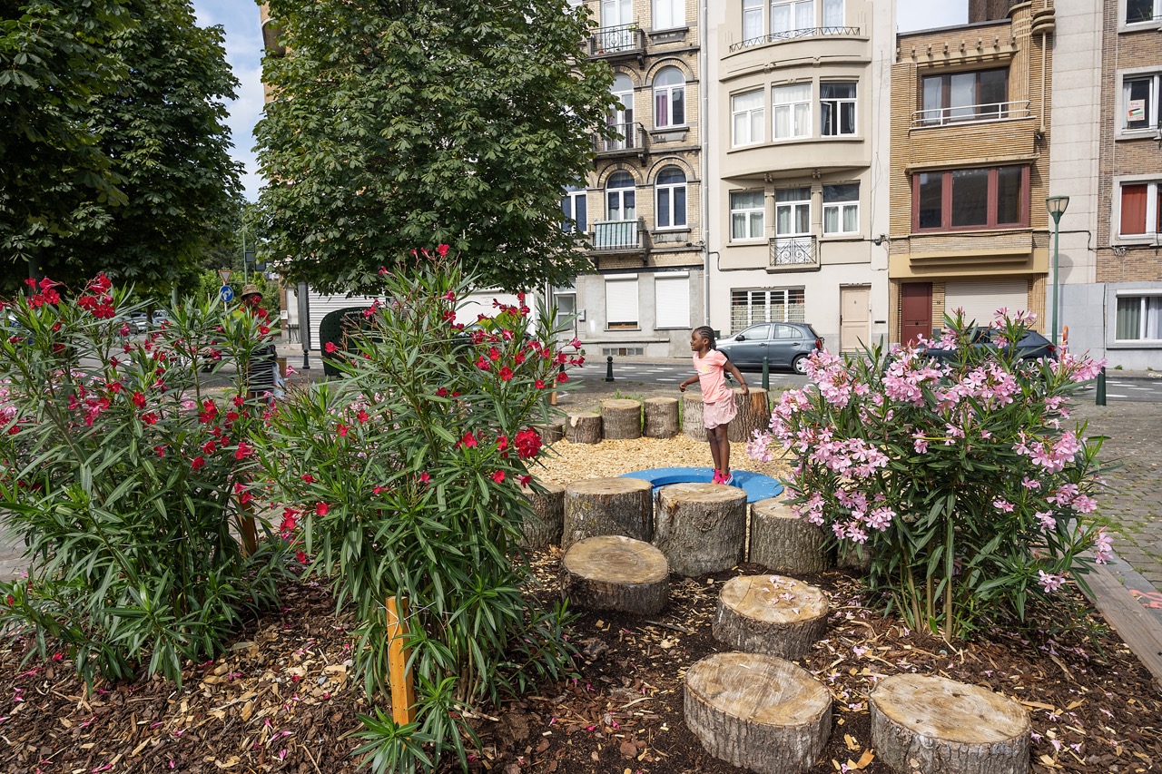 « Filter café filtré », OpenStreets, Église Saint-Rémi, Molenbeek-Saint-Jean, 2024 © Ivan Put