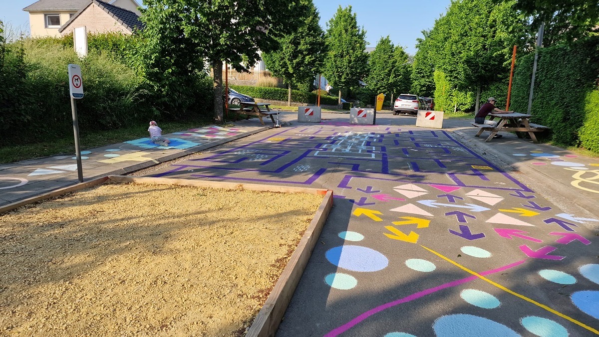 Le quartier Moortebeek–Paloke à Dilbeek : des interventions rapides et temporaires consolident la voie vers un quartier où il fait bon vivre. Aire de jeux estivale, 2023