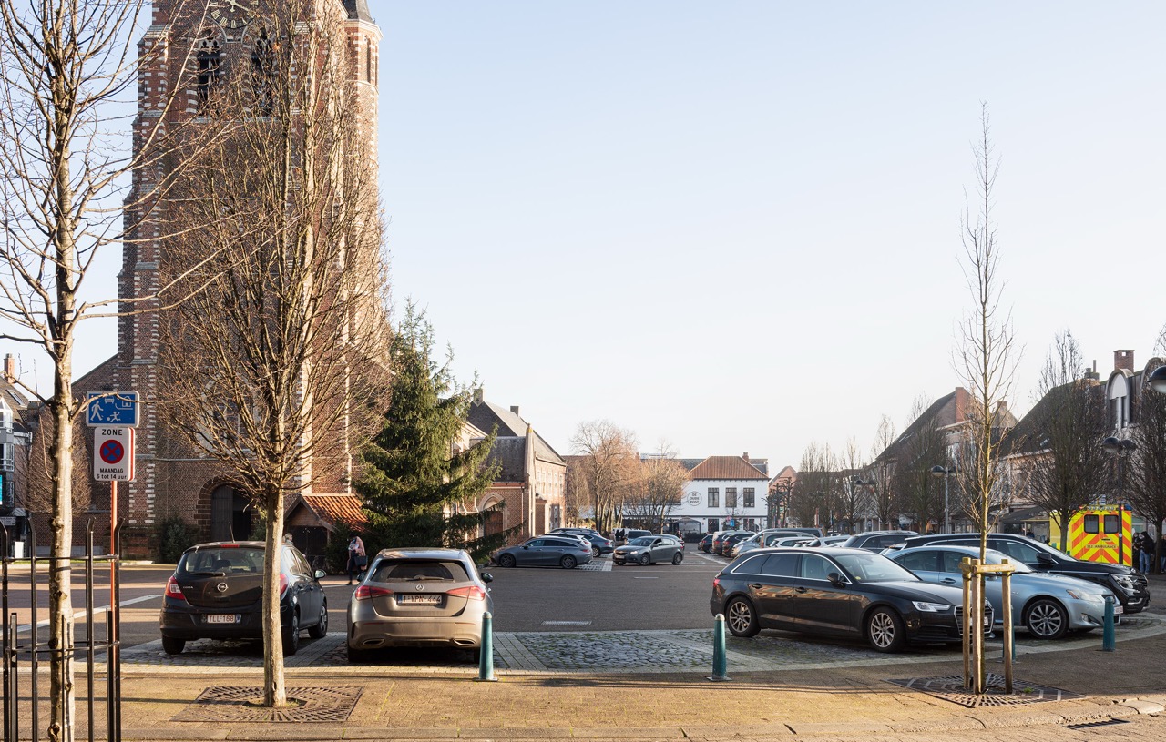 À Tessenderlo, un aménagement expérimental illustre concrètement la transition du stationnement vers la vie de quartier. situation actuelle en 2022 © Michiel De Cleene