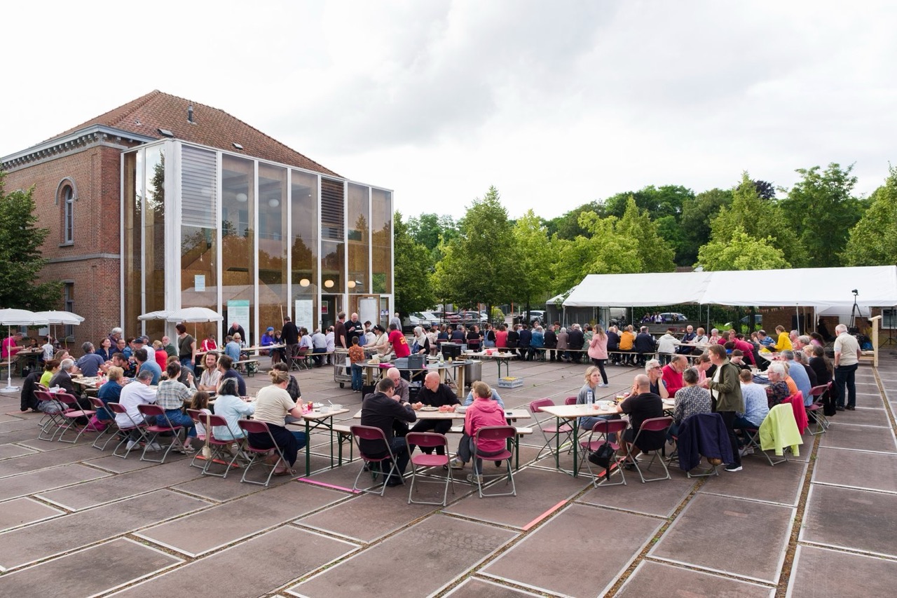 À Muizen (Malines), l’art joue un rôle de catalyseur : de petits gestes ouvrent le dialogue sur l’espace partagé. “Rassemblement Zocalo!” © Tomas Uyttendaele